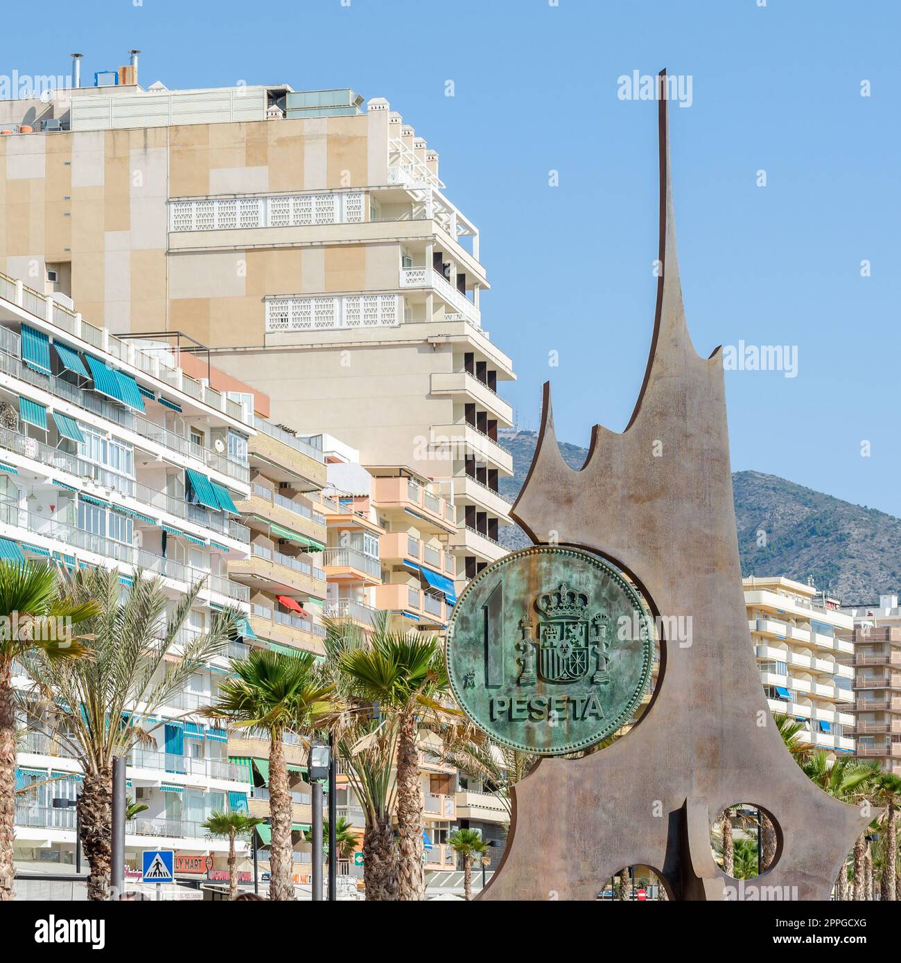 FUENGIROLA, SPANIEN - 13. OKTOBER 2021: Das „Monumento a la Peseta“ (Peseta-Denkmal), das sich an der Küste von Fuengirola, Spanien, befindet und vom lokalen Künstler Jose Gomez Guerrero geschaffen wurde. Es ist ein Denkmal, das der alten Währung Spaniens gewidmet ist Stockfoto