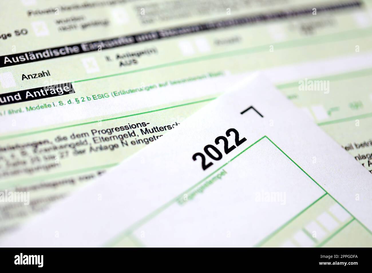 Deutsches jährliches Einkommensteuererklärungsformular für 2022-Jahres-Nahaufnahme. Das Konzept der Steuermeldung in Deutschland Stockfoto