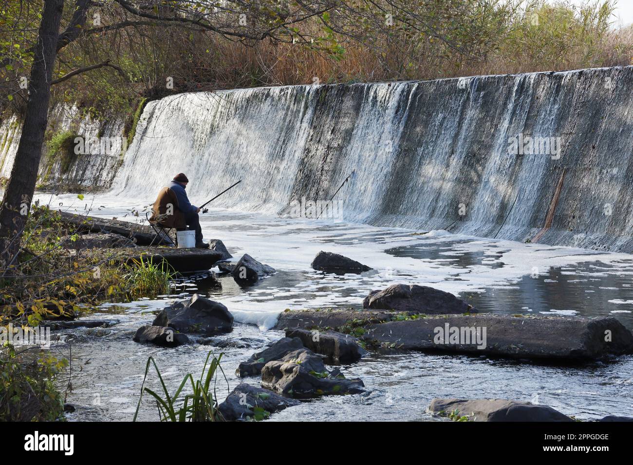 Ein verlassener Damm, ein künstlicher Wasserfall, der Damm des Butka HPP, befindet sich am Fluss hinter der Brücke über den Hirsky Tikich Stockfoto