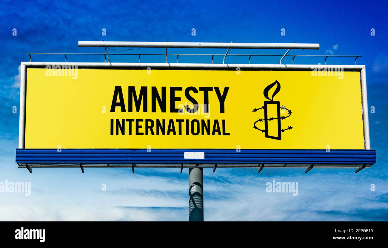 Reklametafel mit Logo von Amnesty International Stockfoto