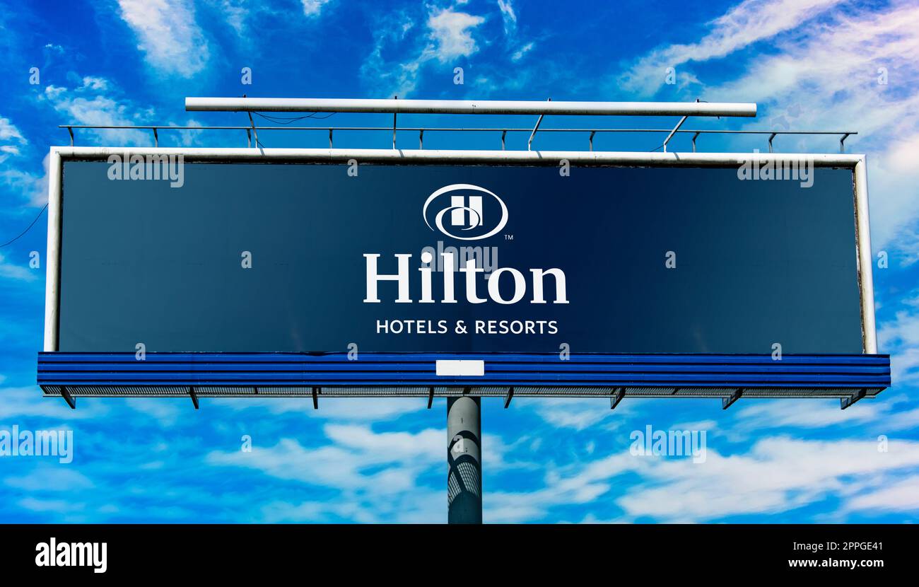 Reklametafel mit dem Logo von Hilton Hotels and Resorts Stockfoto