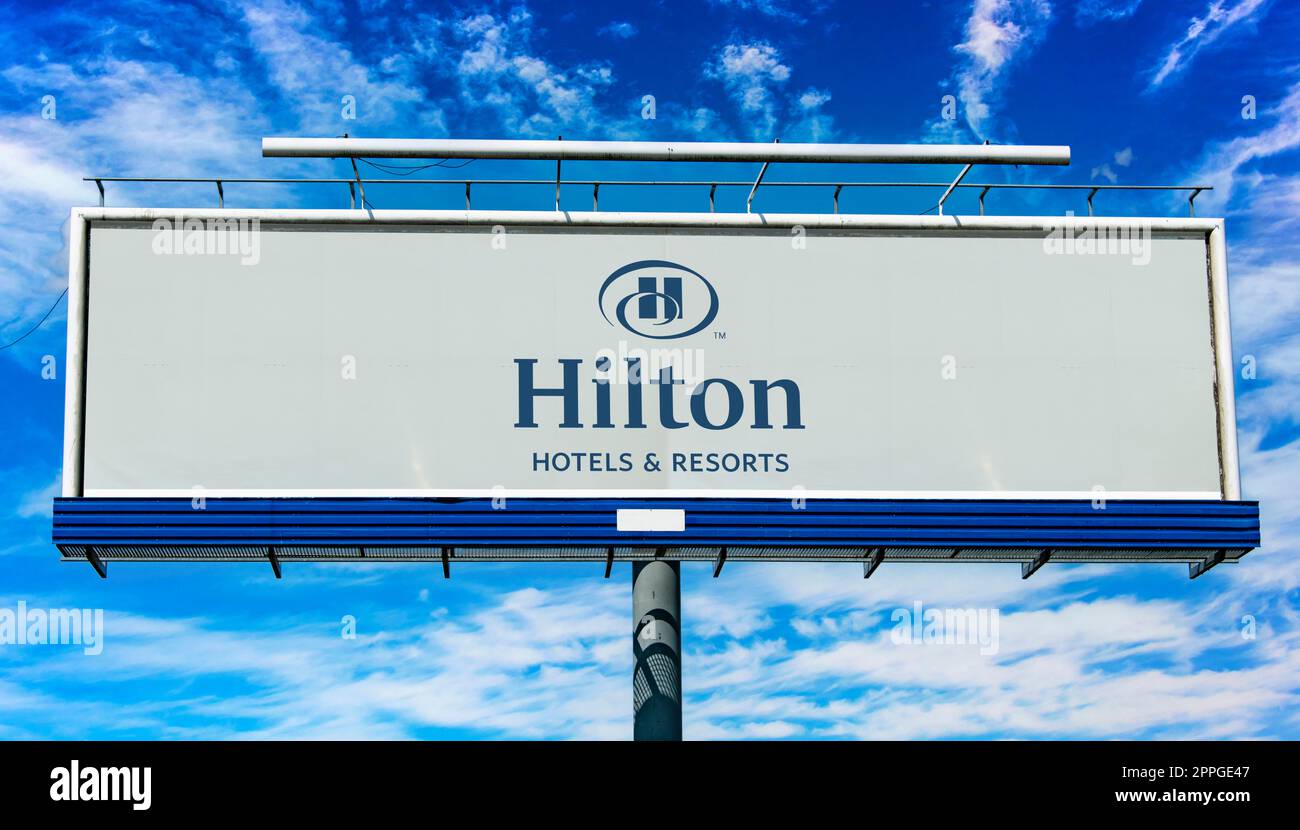 Reklametafel mit dem Logo von Hilton Hotels and Resorts Stockfoto