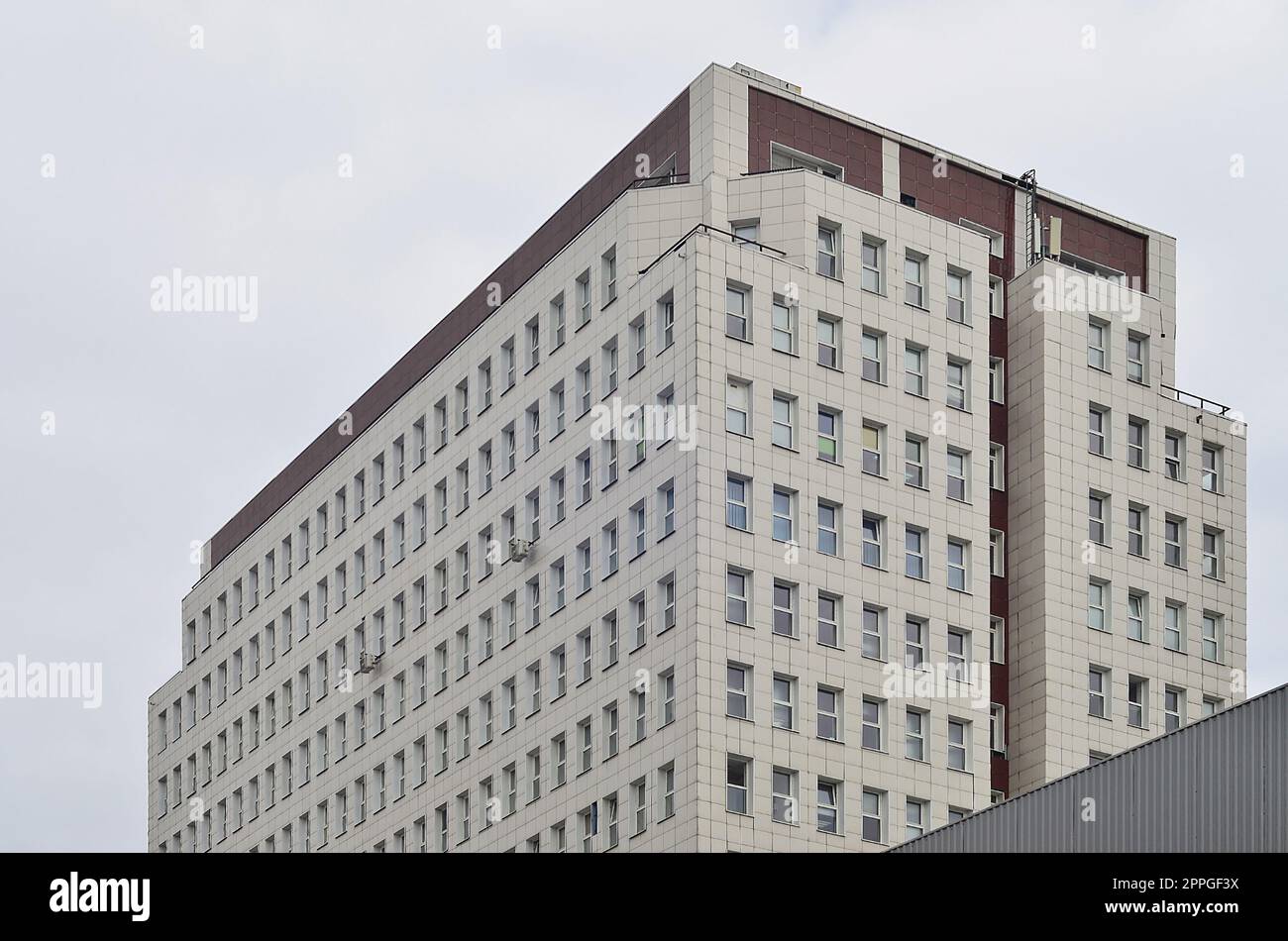 Mehrstöckiges Bürogebäude mit blauem Himmel Stockfoto