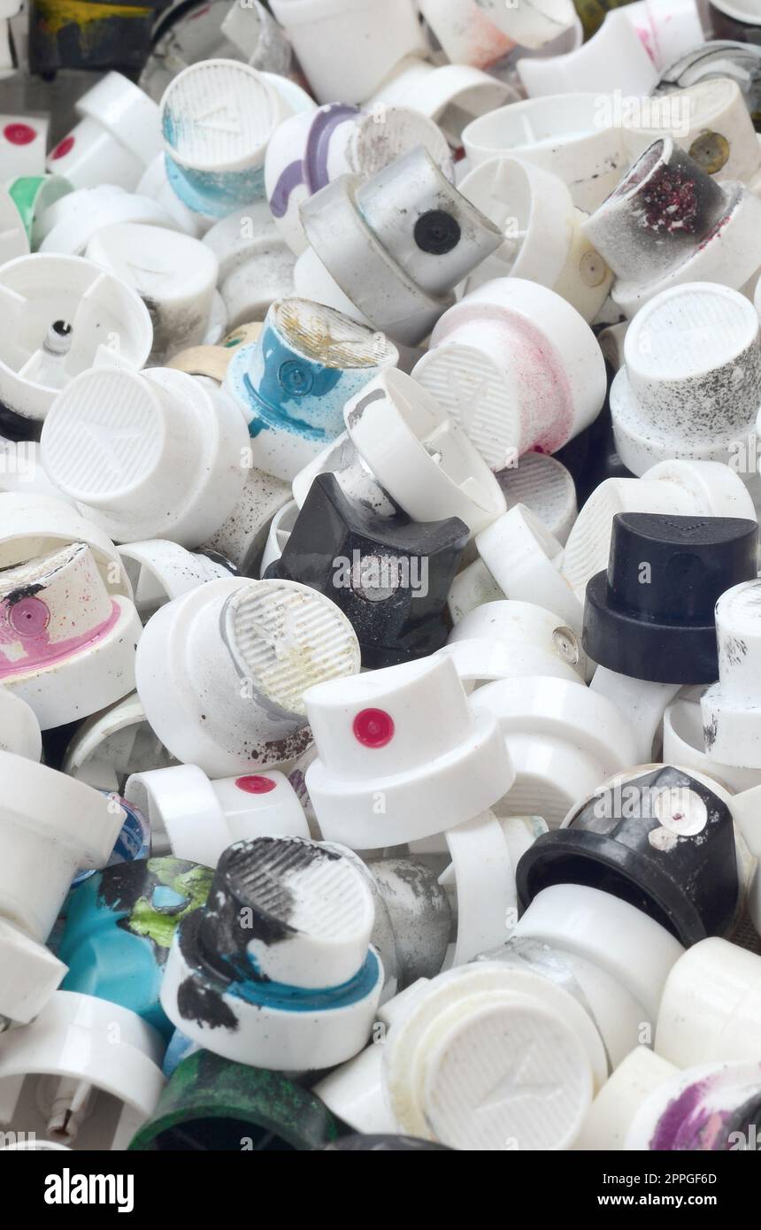 Ein Muster von vielen verwendet und verschmutzte Düsen aus Sprühdosen mit Aerosol Farbe. Hintergrund Textur der Street Art von Zeichnung Graffiti an den Wänden Stockfoto