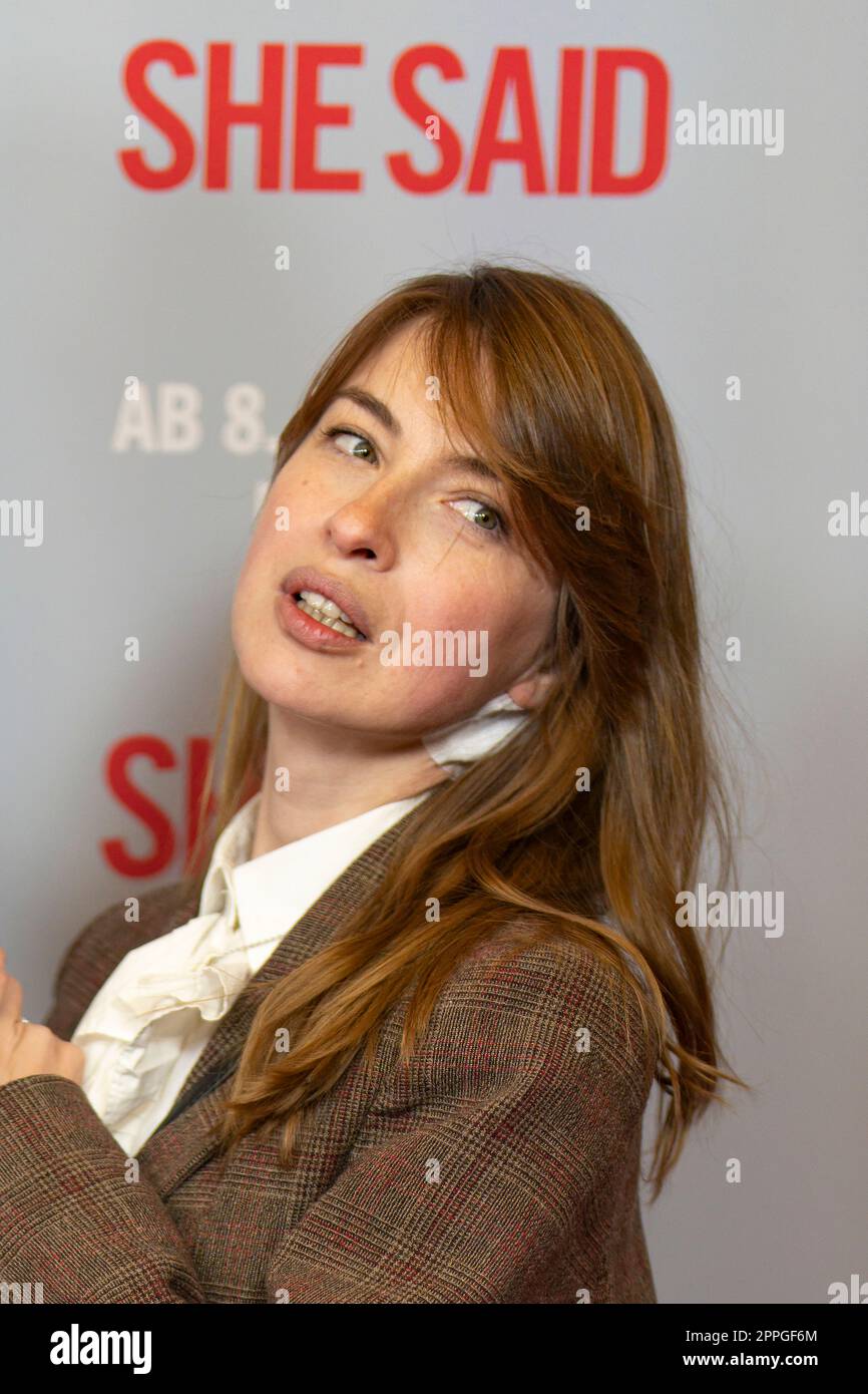 Kat Kaufmann auf der deutschen Premiere in Anwesenheit der emmy-preisgekrönten Regisseurin MARIA SCHRADER von „SHE SAID“ im Kino International Berlin. Stockfoto