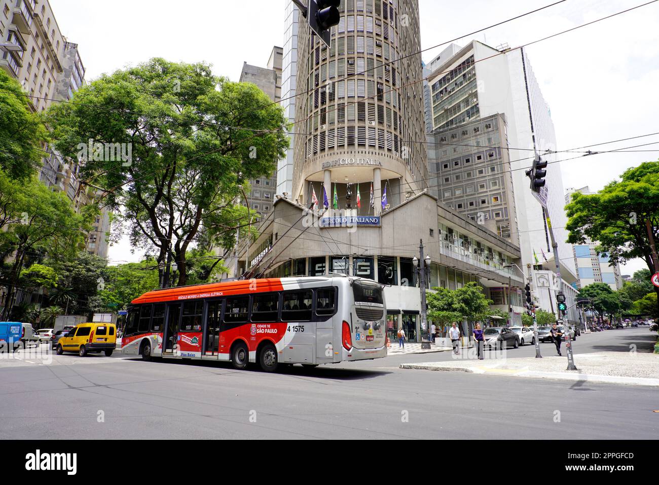 SAO PAULO, BRASILIEN - 29. NOVEMBER 2022: Stadtbild von Sao Paulo mit Edificio Italia, auch bekannt als Circolo Italiano im Republica-Viertel, Zentralzone von Sao Paulo, Brasilien Stockfoto