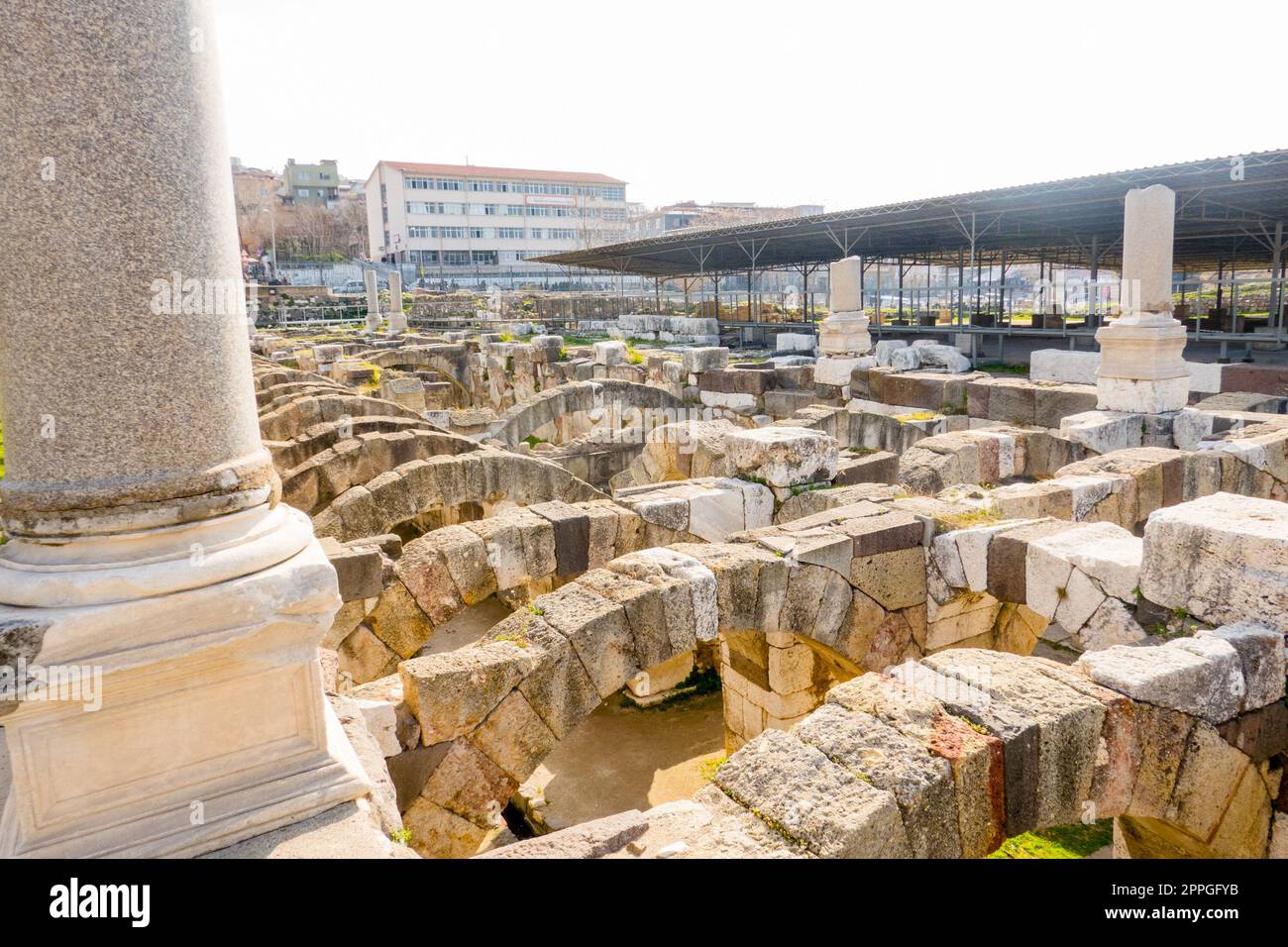 Agora Ören Yeri in Izmir, Türkei, ist eine herrliche antike Stätte, die die Überreste eines einst großen Marktplatzes und kulturellen Knotenpunkts zeigt. Stockfoto