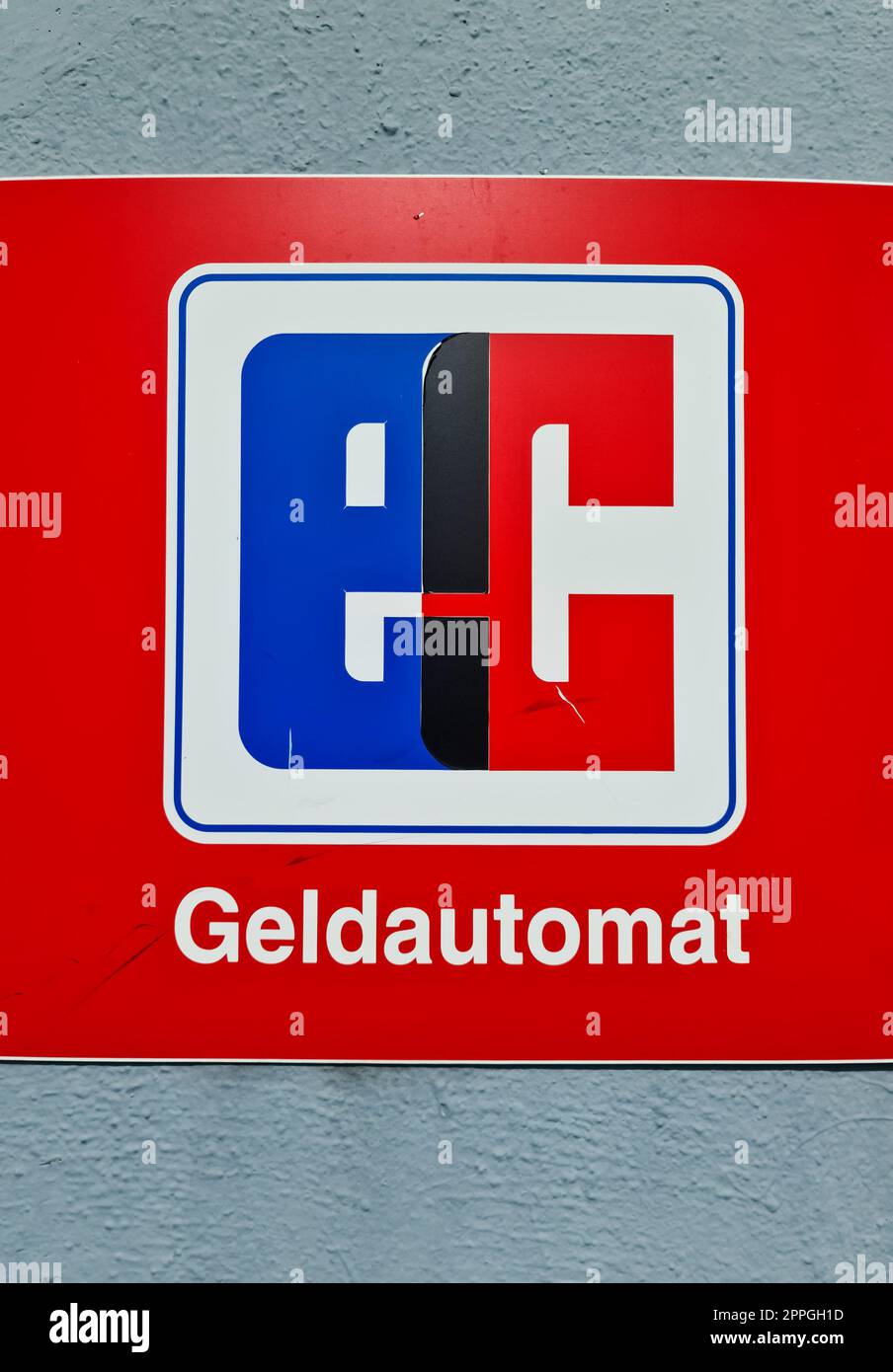 Kiel, Deutschland - 20. August 2022: EG-Schild für Geldautomaten vor einem deutschen Geldautomaten. Stockfoto