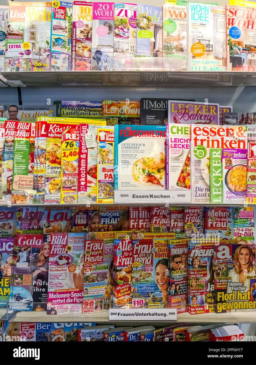 Kiel, Deutschland - 20. August 2022: Ein großes Regal mit deutschen Illustrierten in einem Supermarkt Stockfoto