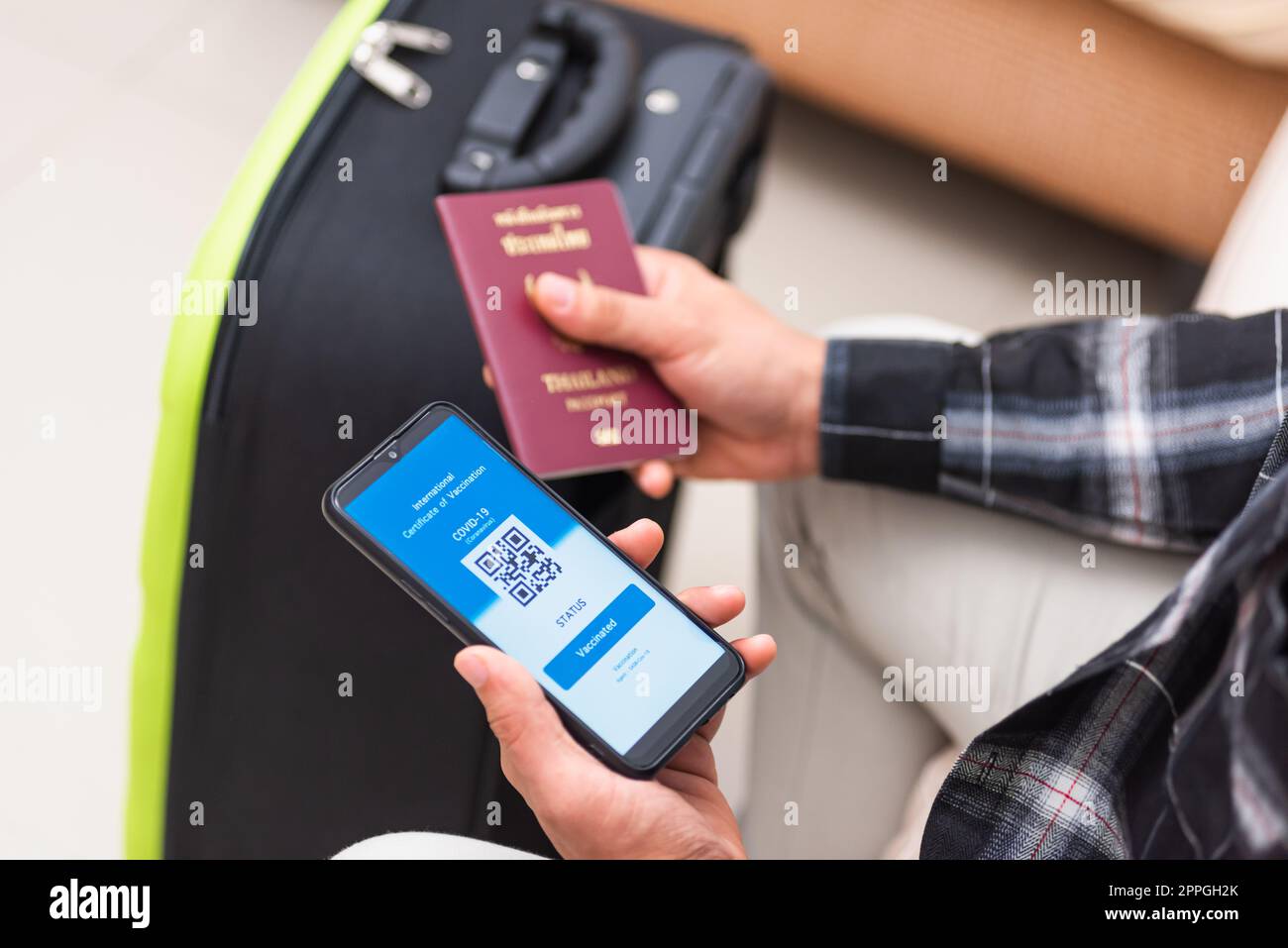 Reisender Mann mit Gesundheitsausweis der Impfbescheinigung auf Smartphone Stockfoto
