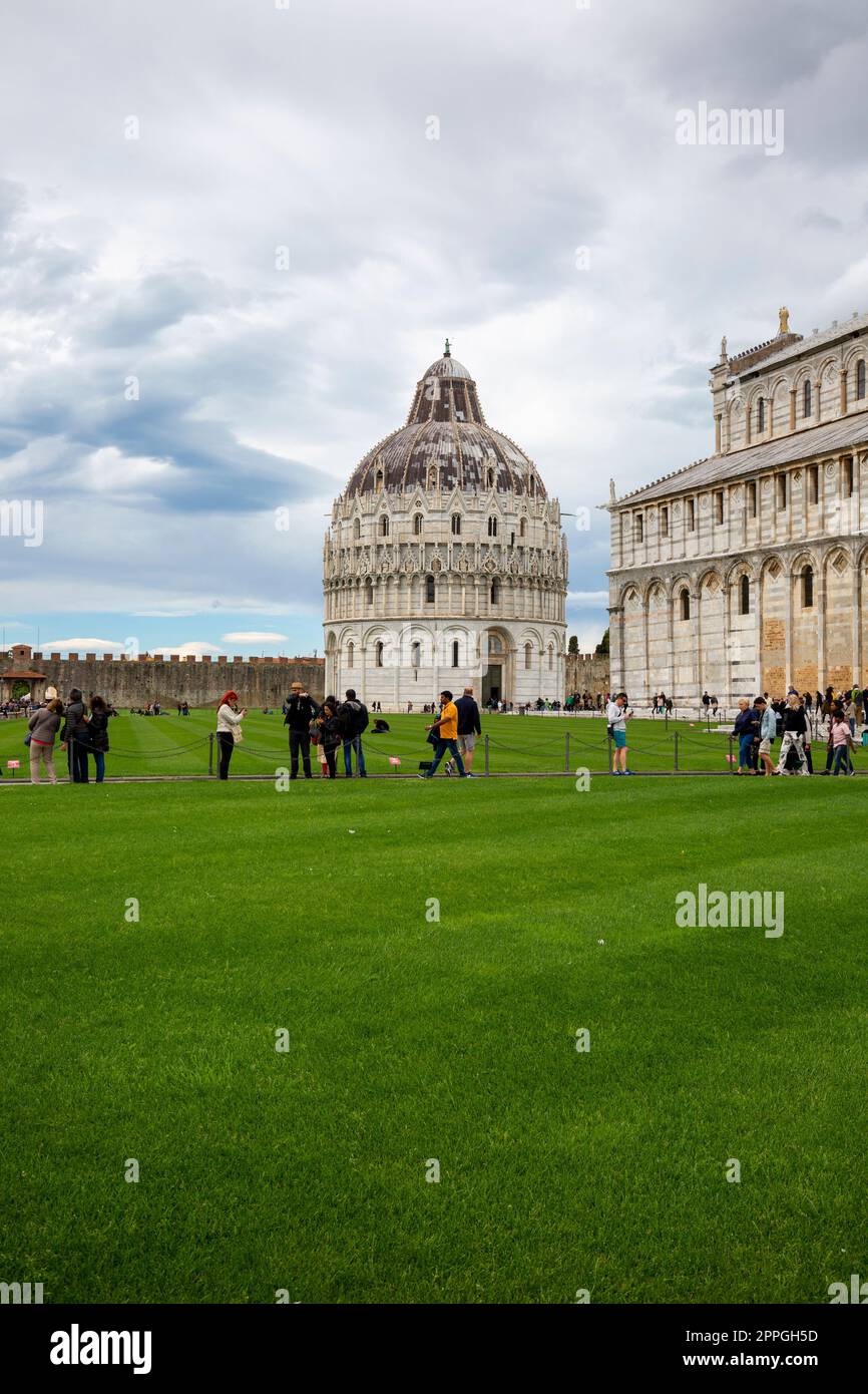 Touristen auf der Piazza del Duomo vor dem Baptisterium von St. Pisa John, Pisa, Italien Stockfoto