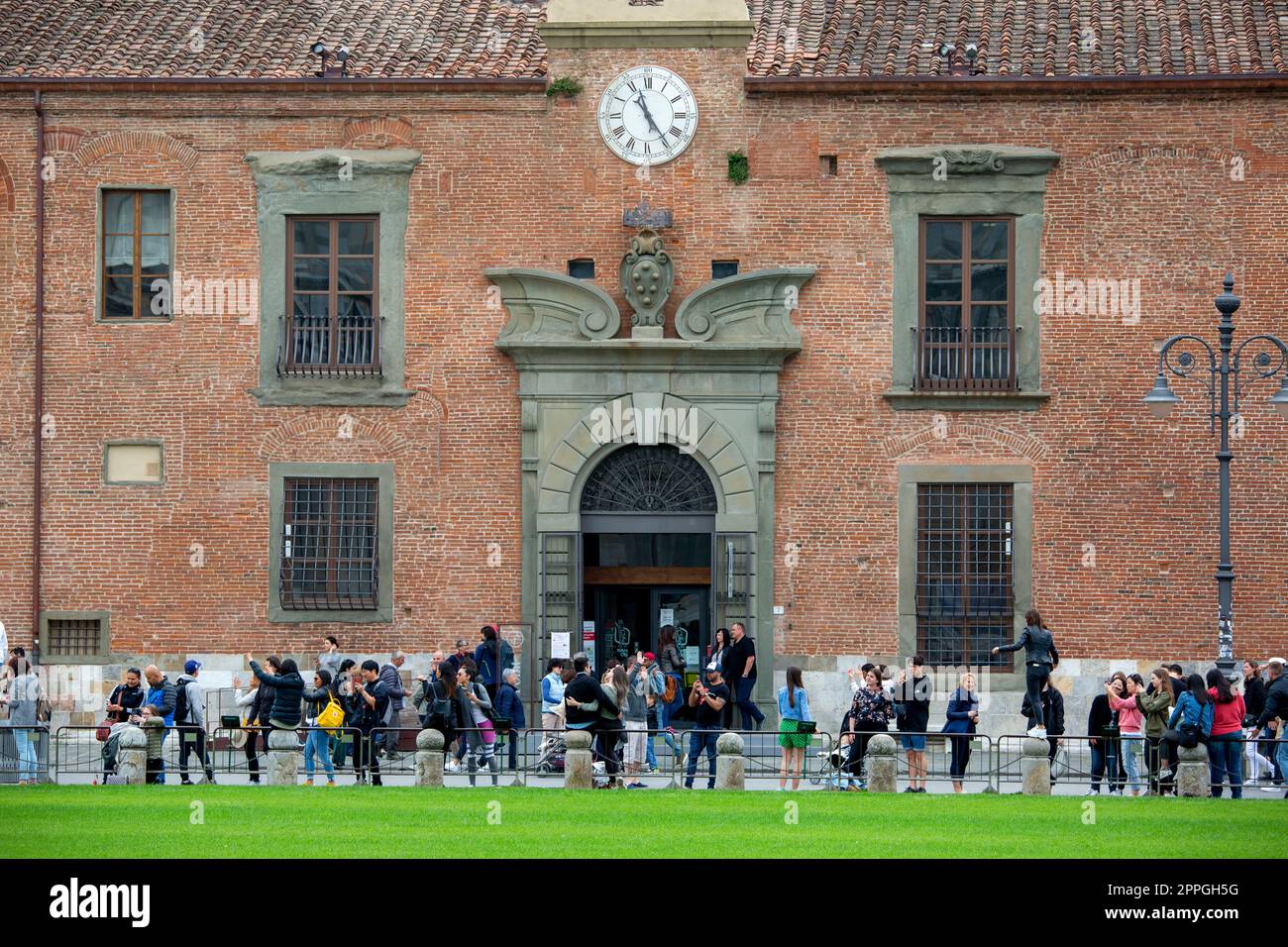 Touristen vor dem Sinopie-Museum auf der Piazza del Duomo, Pisa, Italien Stockfoto