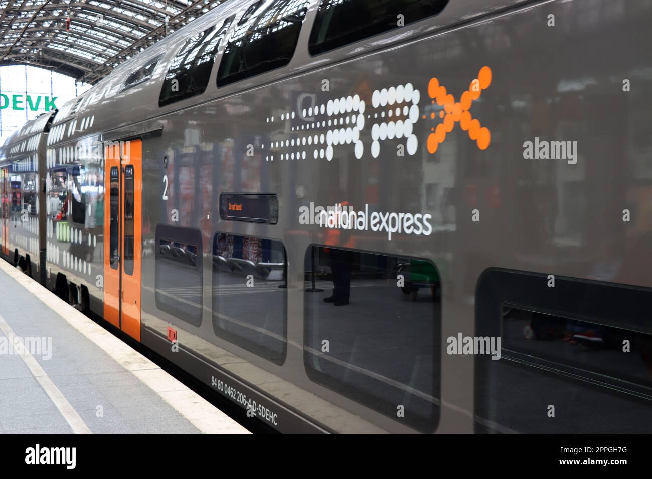 Rhein-Ruhr-Express RRX von National Express im Hauptbahnhof KÃ¶ln Stockfoto