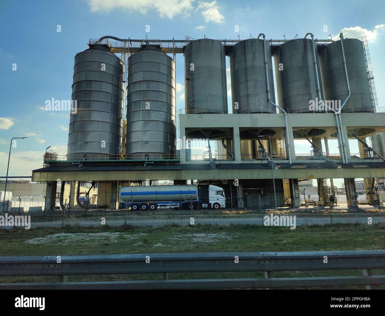 Tankterminal und Tankwagen, Industriegebiet mit Benzin, erschossen von einem fahrenden Auto Stockfoto