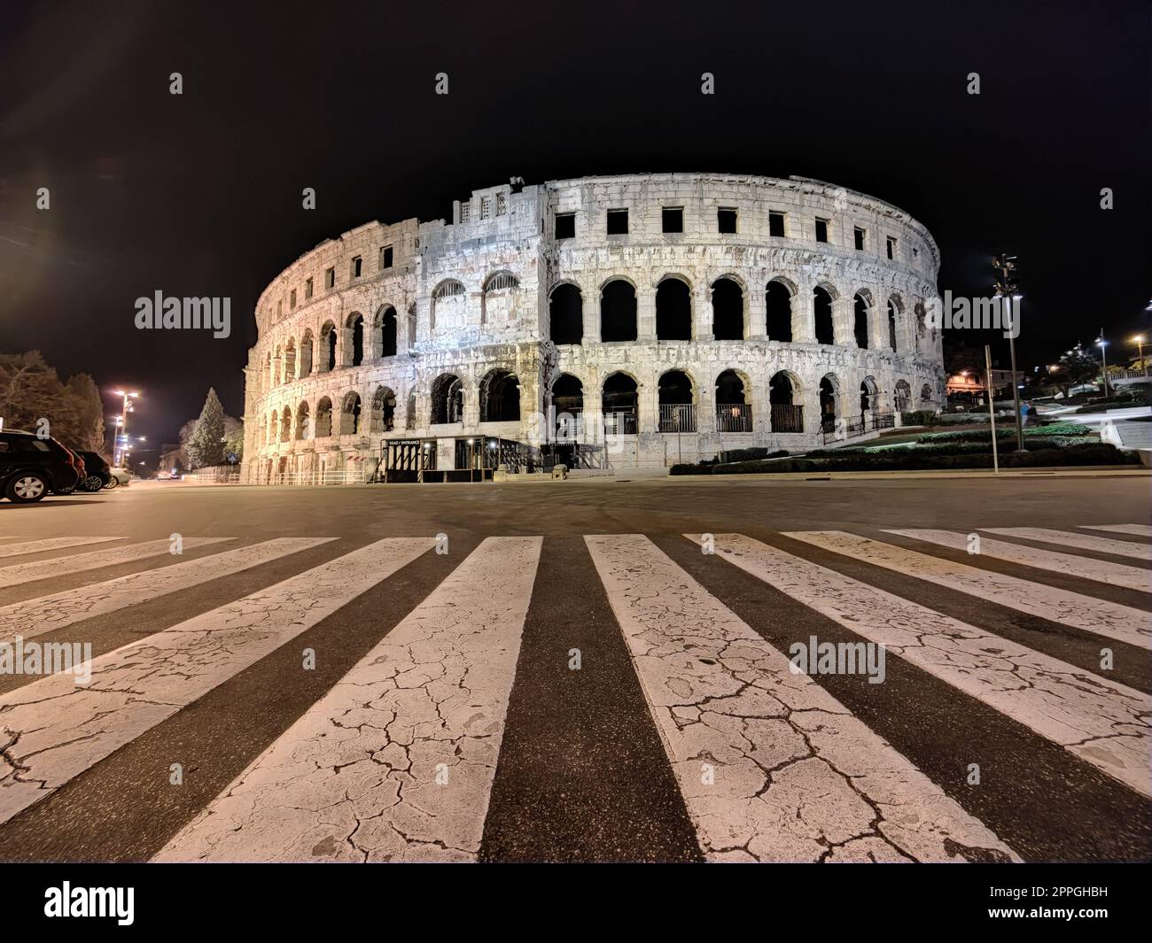 Kroatien. Pula Ruinen des am besten erhaltenen römischen Amphitheaters, erbaut im ersten Jahrhundert v. Chr. während der Herrschaft des Kaisers Vespasian bei Nacht Stockfoto