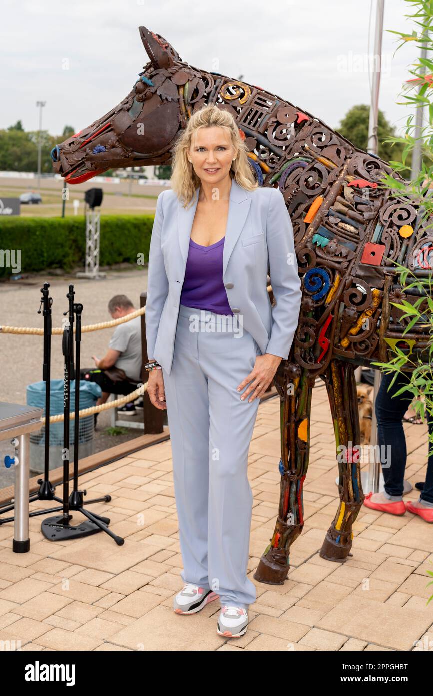 Veronica Ferres ( Schauspielerin ) beim Marion JauÃŸ German Mare Derby auf der Trabrennbahn Mariendorf. Stockfoto