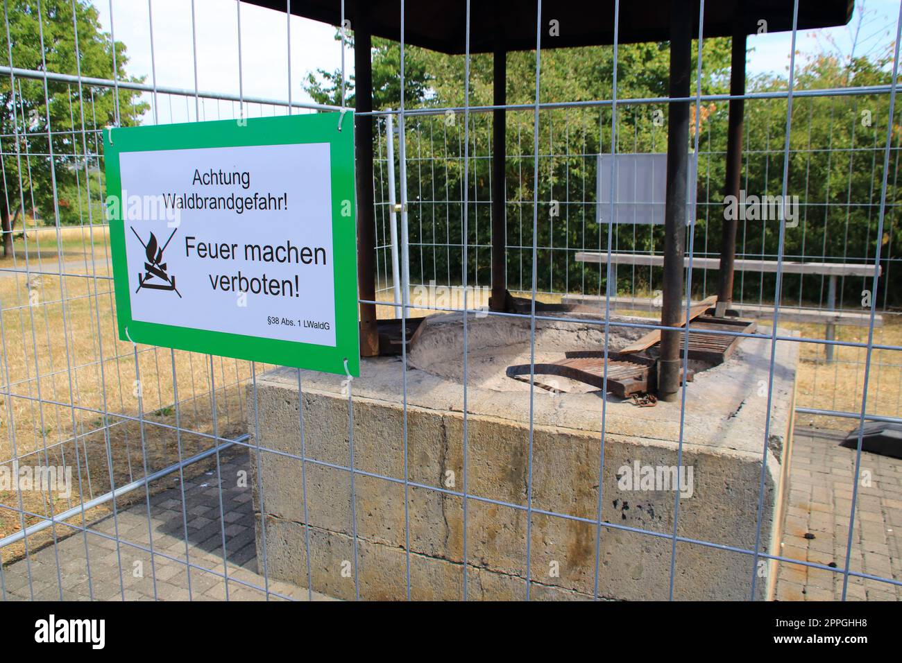 Der Grill wurde aufgrund der erhöhten Waldbrandgefahr durch die Gemeinde blockiert. Stockfoto