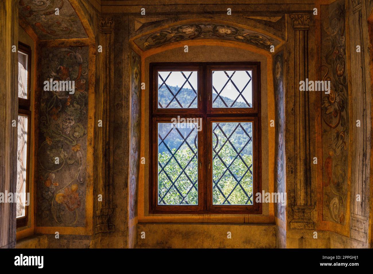 Traditionelle Vintage-Fensterornamente der Orava-Burg. Oravsky Podzamok, Slowakei, 21. Juli 2022 Stockfoto