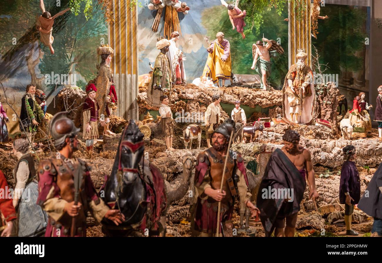 Italienische Krippe - genannt presepe - mit Krippe. Traditionelle weihnachtliche religiöse Szene. Stockfoto