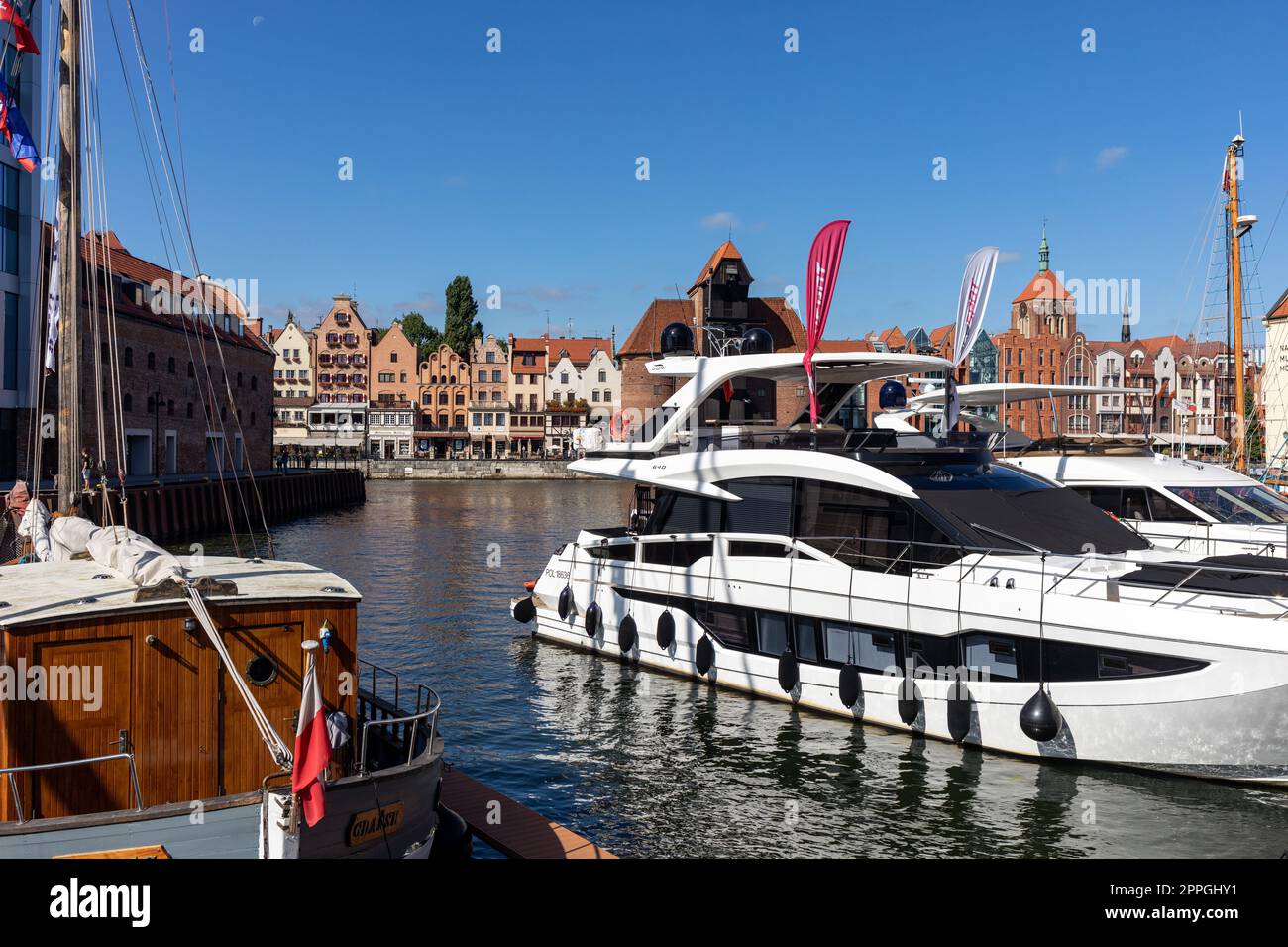 Motorboote und Segelboote am Yachthafen in Danzig. Polen Stockfoto