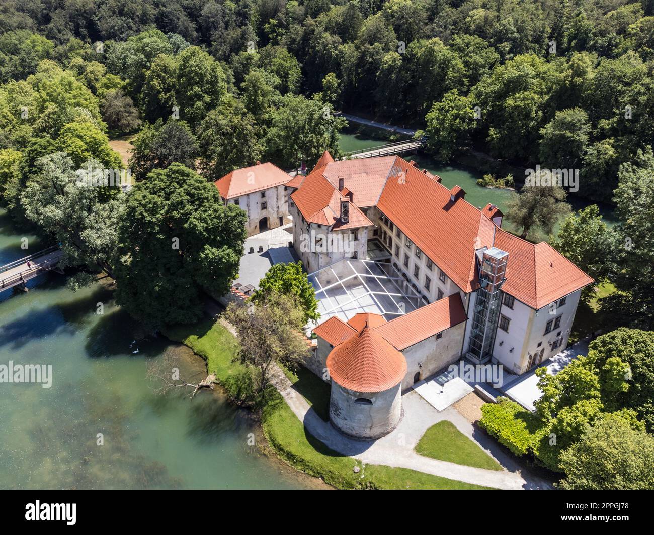 Romantisches Schloss Otocec am Fluss Krka in Slowenien. Drohnenansicht. Stockfoto