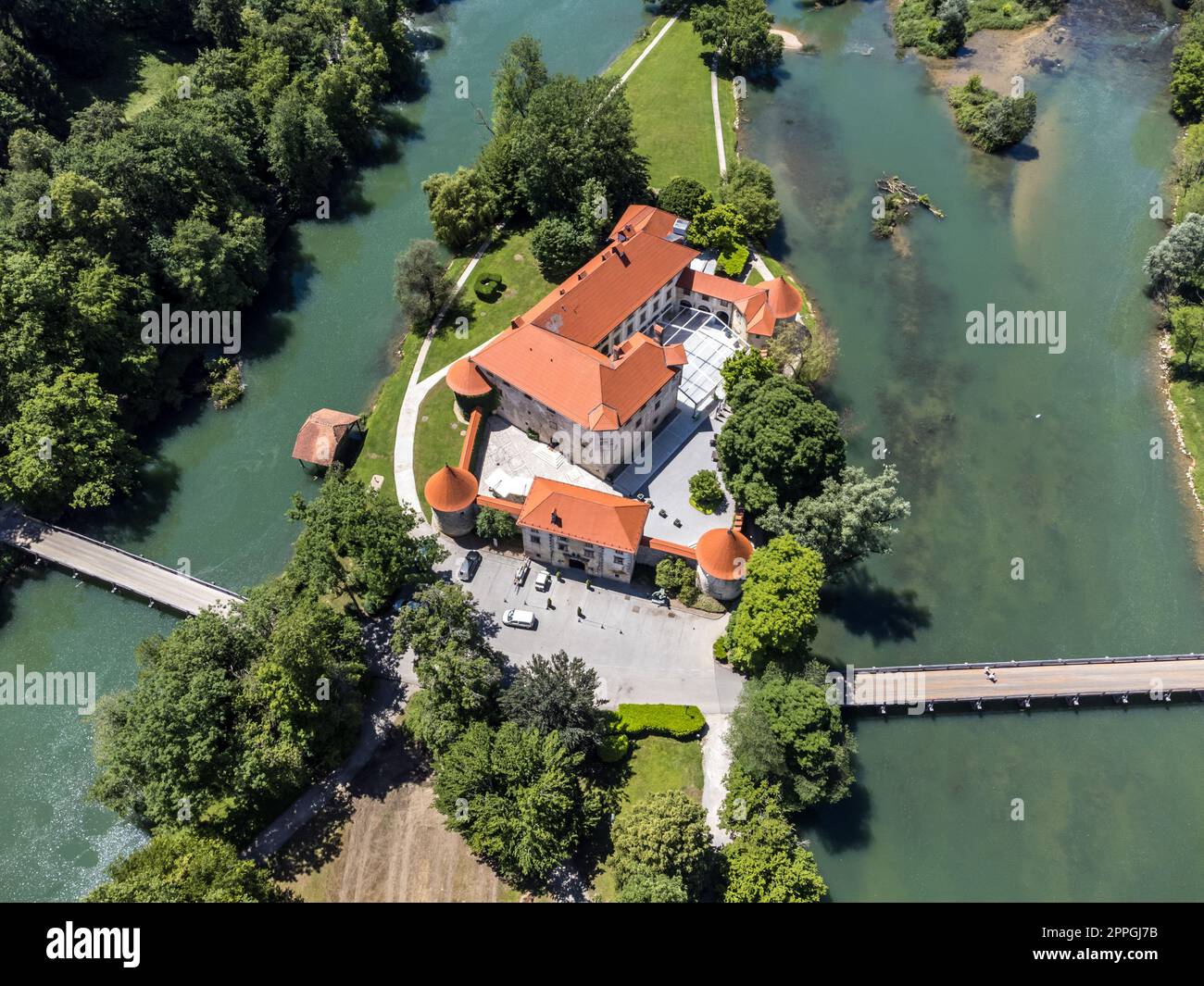 Romantisches Schloss Otocec am Fluss Krka in Slowenien. Drohnenansicht. Stockfoto