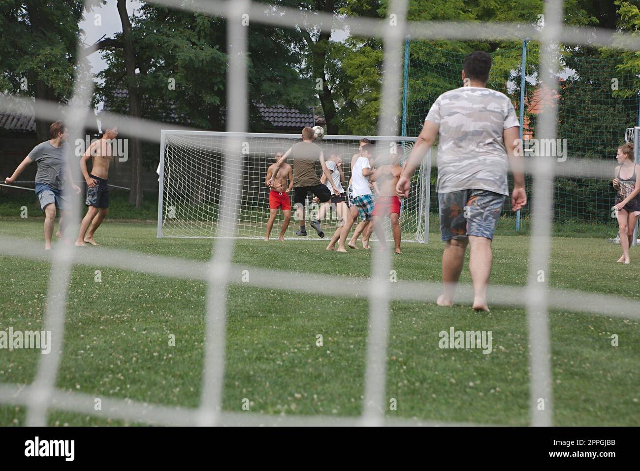 HALASZI, UNGARN - CIRCA 2016: Junge Leute spielen im Sommer Freizeit-Fußball Stockfoto