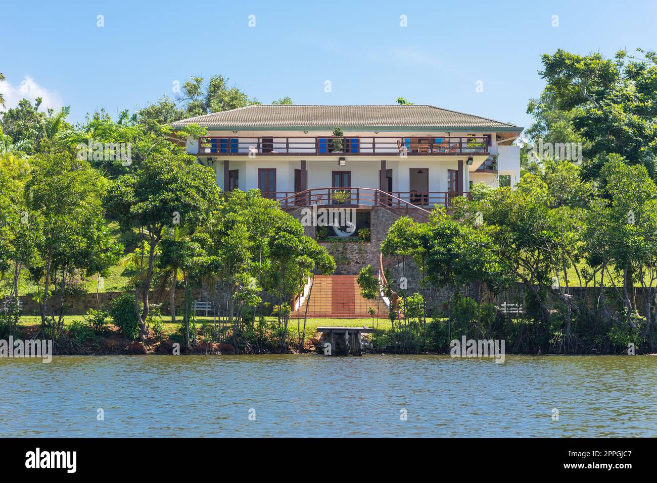 Hotel am Hikkaduwa See im Nordosten derselben touristischen Stadt Hikkaduwa in Sri Lanka Stockfoto