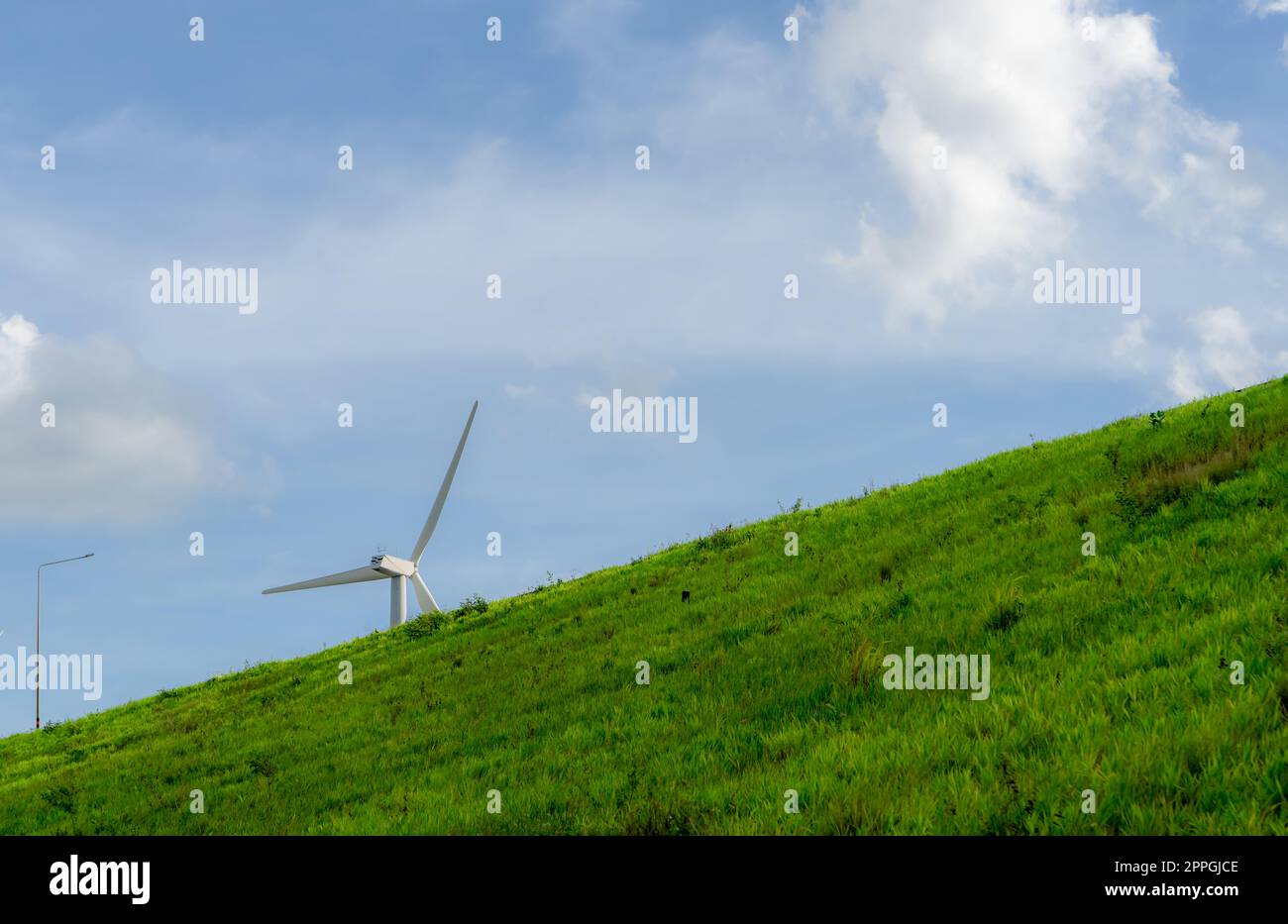 Windenergie. Windkraft. Nachhaltige, erneuerbare Energien. Windturbinen erzeugen Strom. Windmühlen-Farm auf einem Berg mit blauem Himmel. Umweltfreundliche Technologie. Erneuerbare Ressource. Nachhaltige Entwicklung. Stockfoto