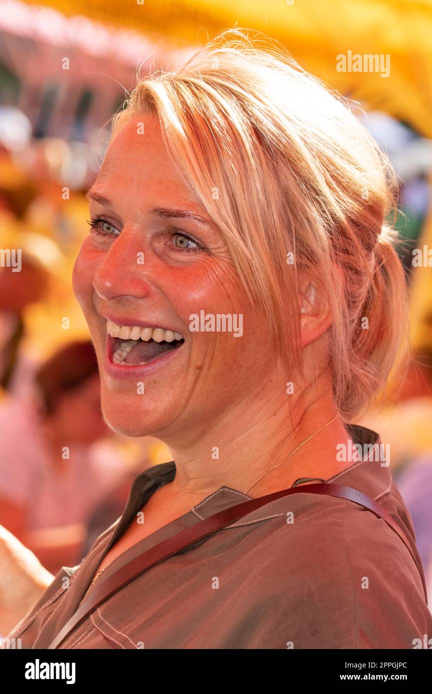 Tanja Wedhorn ( Schauspielerin ) beim 127. Deutschen Trotting Derby 2022 auf der Trabrennbahn Mariendorf. Stockfoto