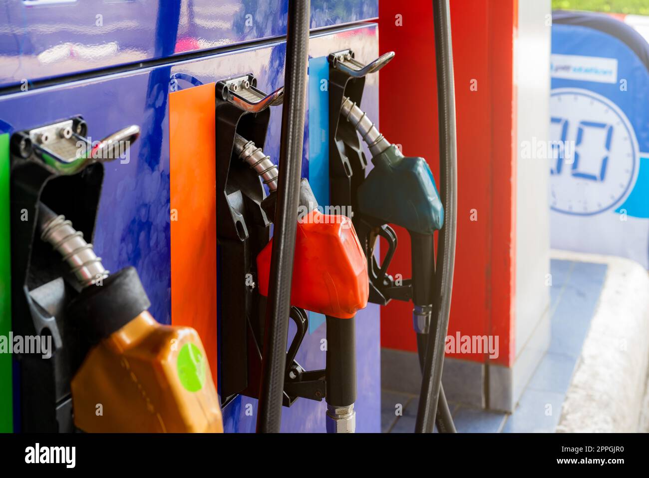 Kraftstoffeinfüllstutzen der Tankstelle. Kraftstoffspender. Tanken Sie Benzin nach. Griff der Zapfsäule. Rote Benzindüse. Erdölindustrie. Ölkrise. Ölpreiskrise. Stockfoto