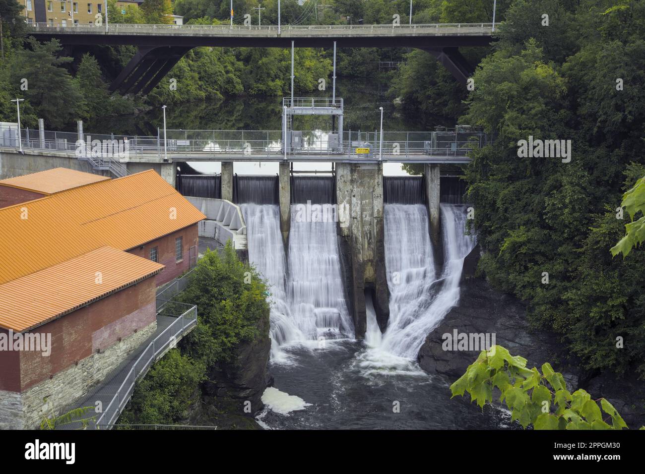 KANADA, Sherbrooke - 25. AUGUST 2022: Wasserkraftwerk Abenaquis in Quebec Stockfoto