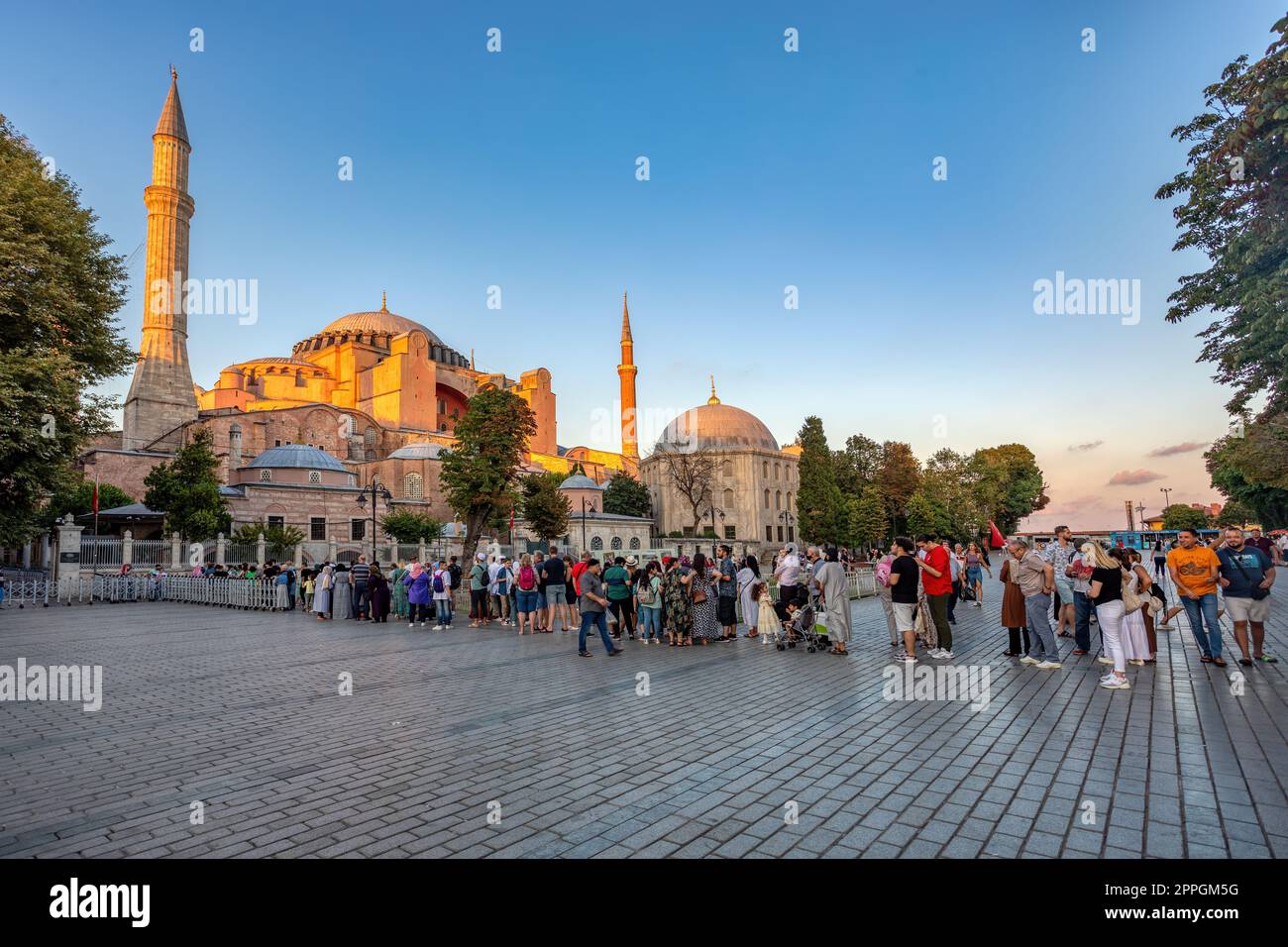 Menschen hinter Hagia Sophia oder Ayasofya (Türkisch), Istanbul, Türkei. Stockfoto