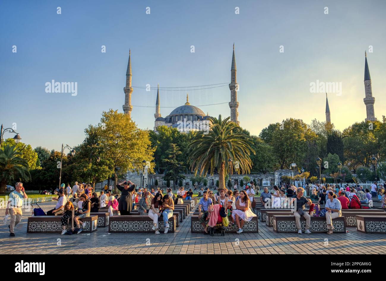 Leute, die sich im Sultan Ahmed Park Istanbul, Türkei, ausruhen Stockfoto
