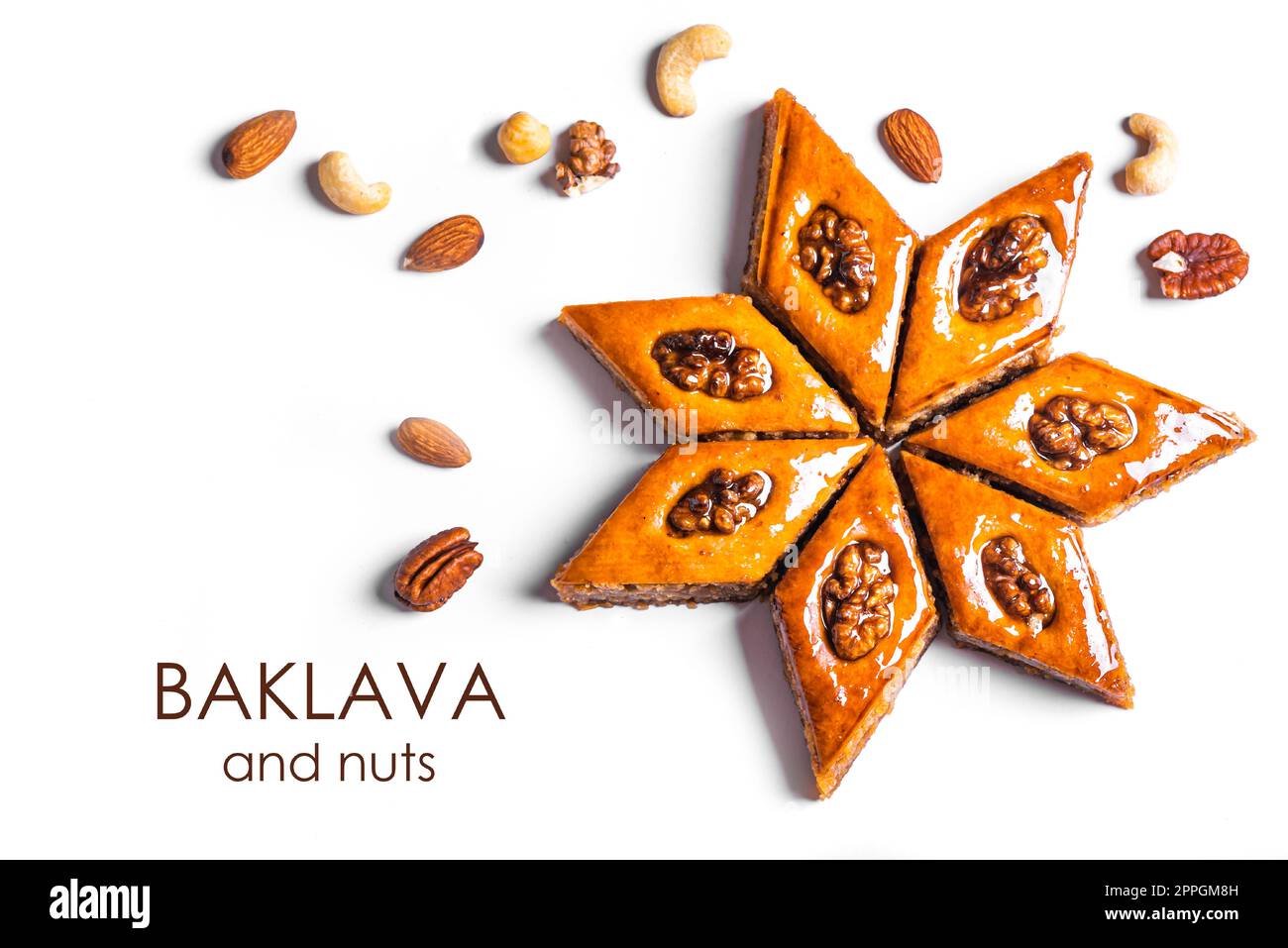 Arabisches Baklava mit Walnüssen und Honig isoliert auf weißem Hintergrund. Ramadan Dessert - frisches Nuss-Baklava. Stockfoto