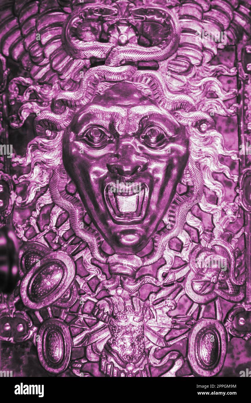 Medusa-Monster. Gesicht der Gorgon, gotisches Symbol des Bösen mit Schlangen auf den Haaren. Stockfoto