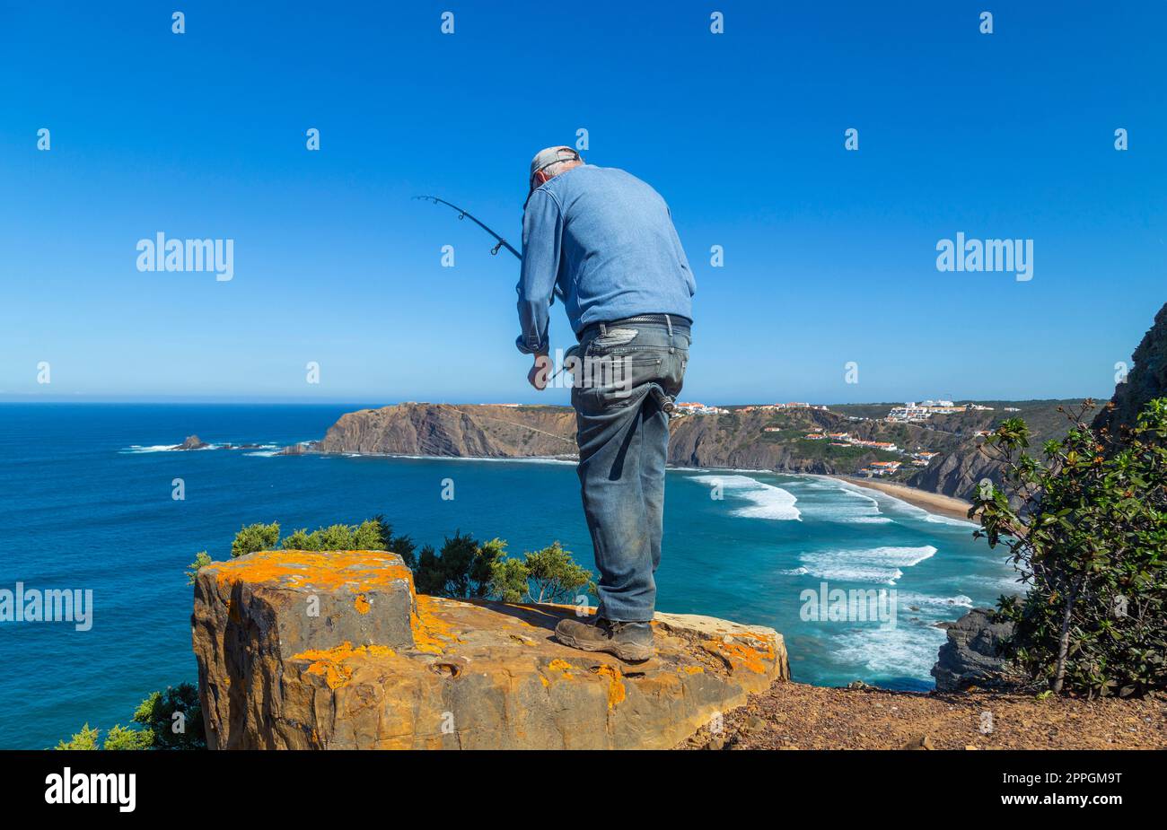 Älterer Mann, der mit einer Angel angeln will Stockfoto