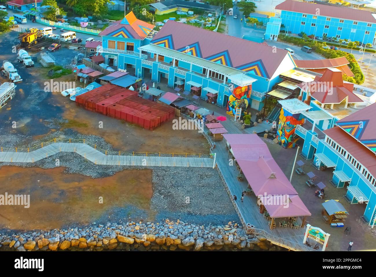 Blick von oben auf den Hafen und das Stadtzentrum von Coxen Hole Stockfoto