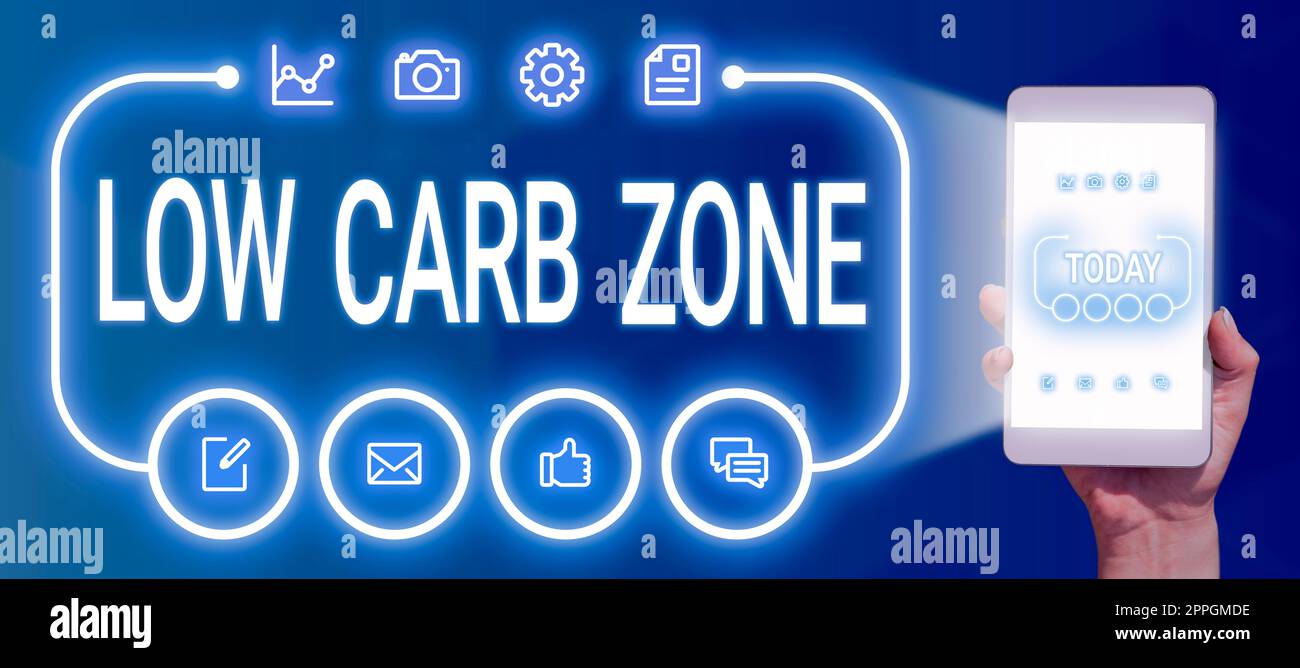 Schild mit Low Carb Zone. Word for Healthy Diät for Loss Weight Essen mehr Proteine zuckerfreier Geschäftsmann Halten Sie Ein Tablet mit glühendem Digital S in Einem futuristischen Rahmen. Stockfoto