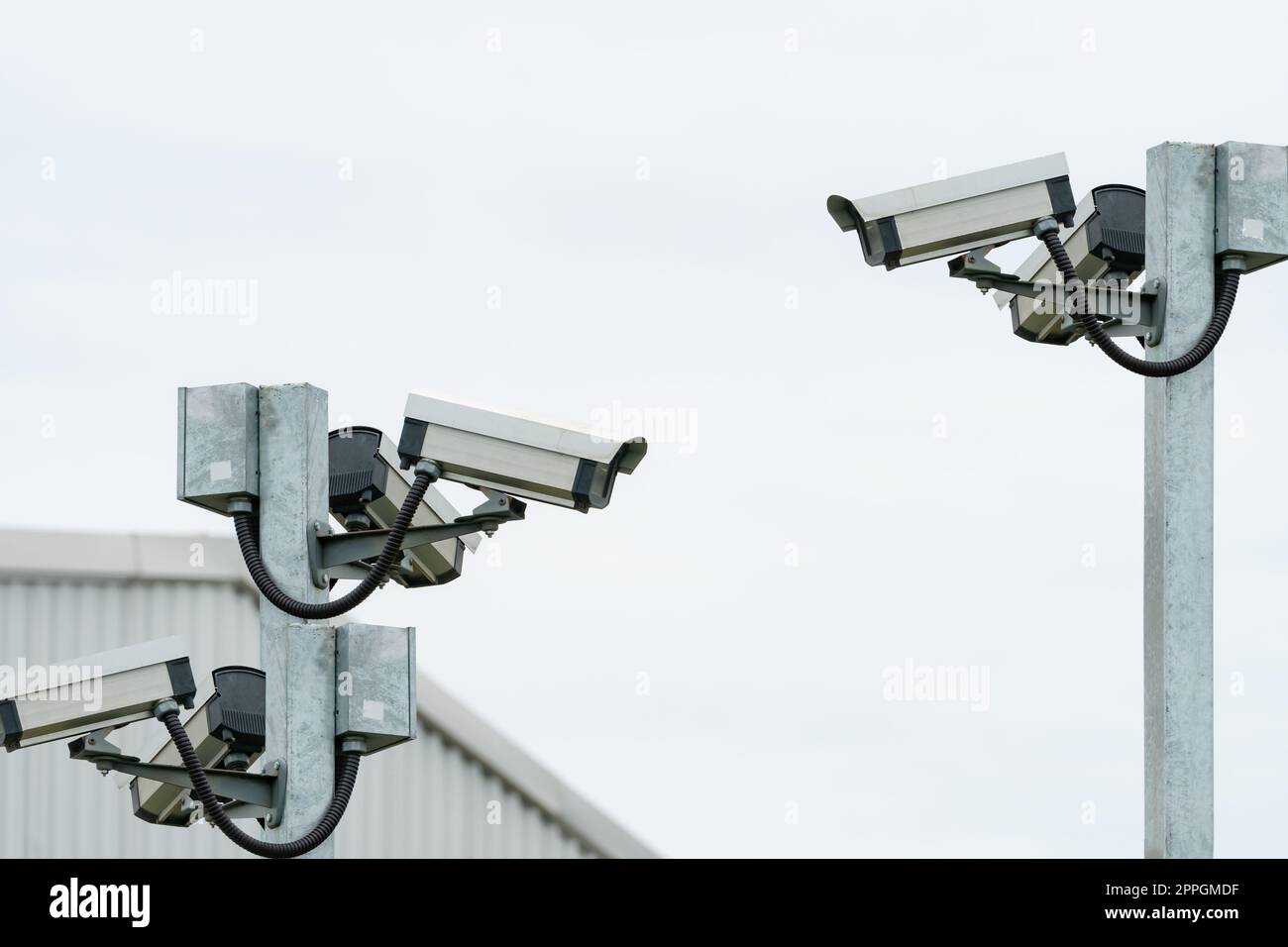 Videosystem mit CCTV-Überwachungskamera für die Sicherheit außerhalb des Lagerhauses des Fabrikgebäudes installiert. Videoüberwachung. Elektronisches CCTV-Sicherheitssystem. Videoüberwachungskameratechnologie. Stockfoto