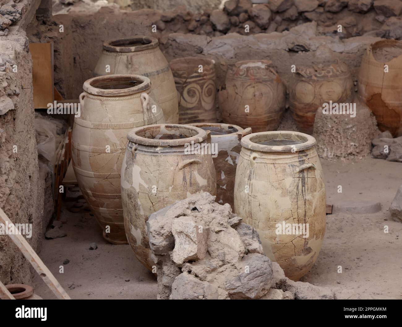 Santorini, Griechenland - in der prähistorischen Stadt Akrotiri, Ausgrabungsstätte einer minoischen Bronzezeit, wurden alte Töpferwaren geborgen Stockfoto