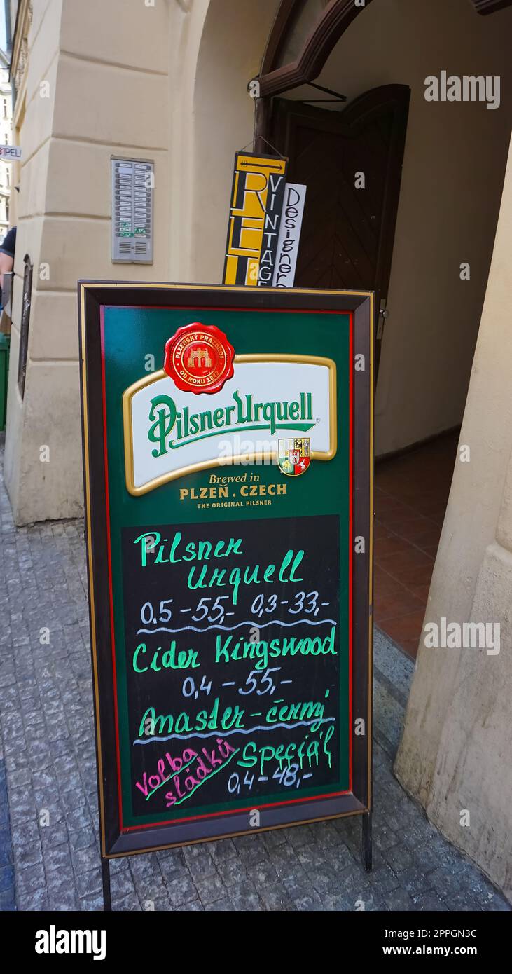 Prag, Tschechische Republik - 11. Mai 2022: Logo von Pilsner Urquell. Schild mit dem grünen Pilsner Urquell Logo an der Fassade - Eingang zum Bierrestaurant Stockfoto