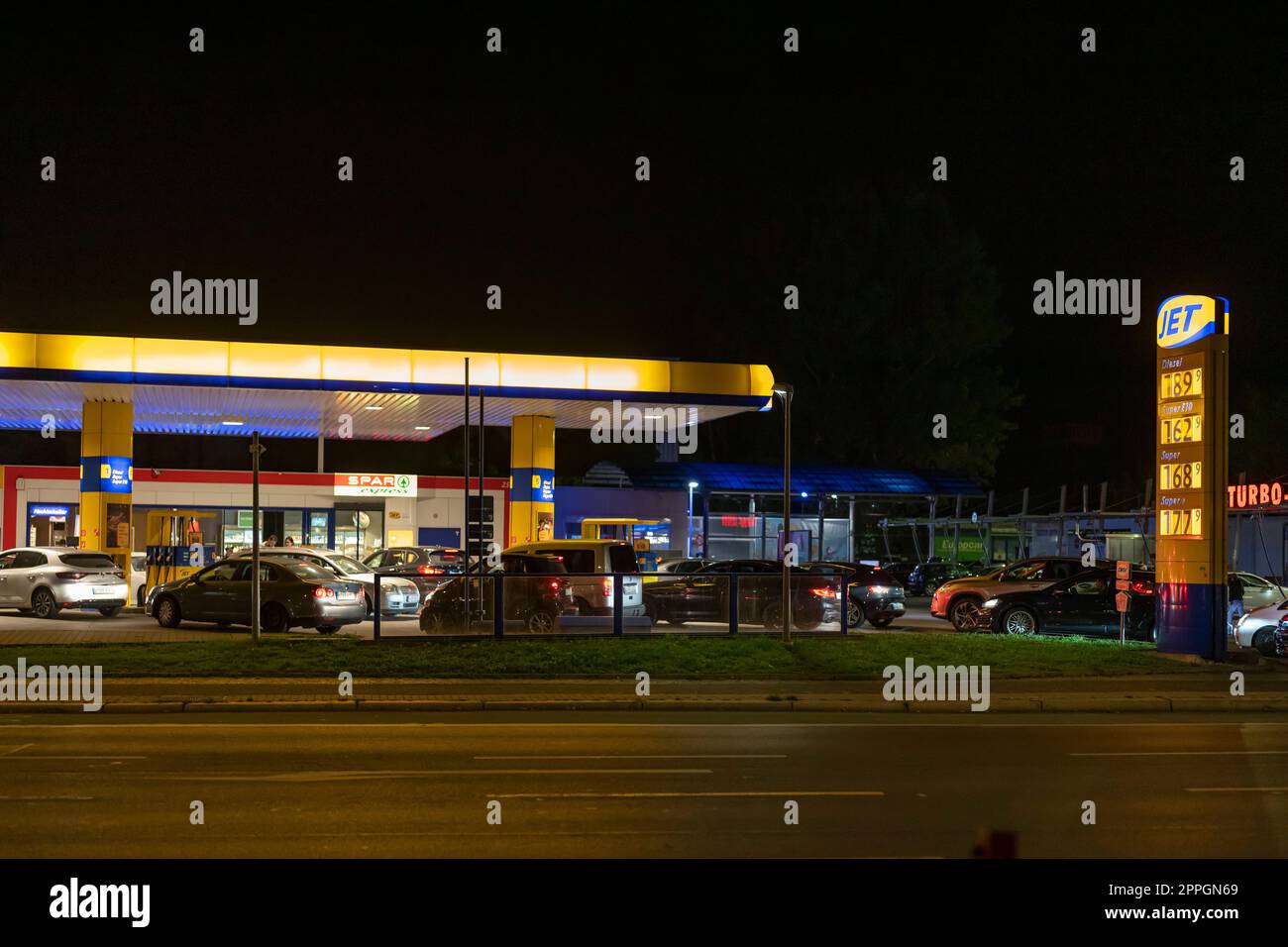 Lange Schlangen an Tankstellen. Heute, am 31.8.2022., endet der Treibstoffrabatt an deutschen Tankstellen. Viele Autofahrer haben schon einmal ihre Fahrzeuge betankt Stockfoto