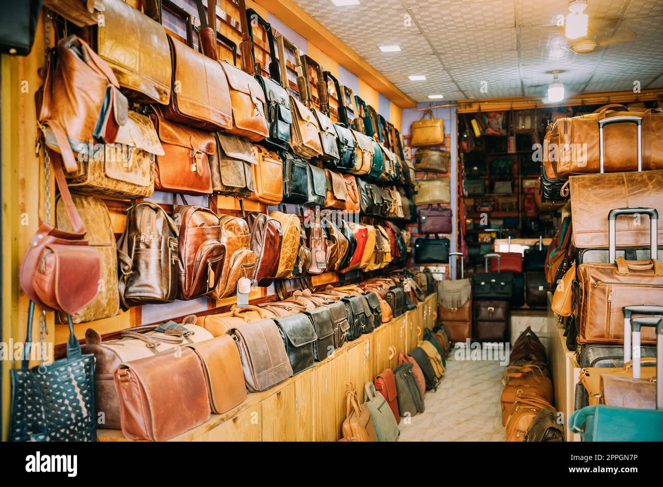 Canacona, Goa, Indien. Shop Mit Lederwaren - Taschen, Geldbörsen, Rucksäcke, Aktentaschen Stockfoto