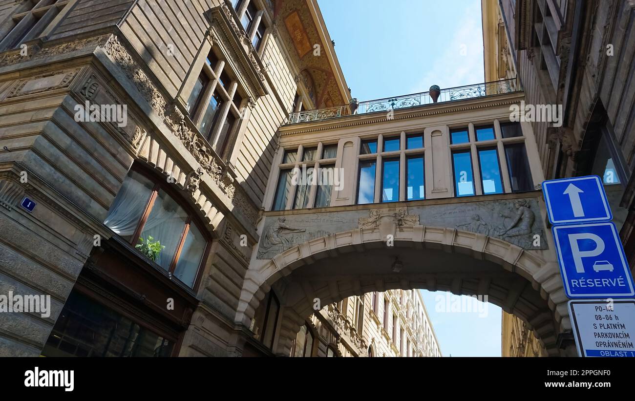 Prag, Tschechische Republik - 11. Mai 2022: Die Fassade des alten Hauses und der alten Architektur in der Altstadt von Prag Stockfoto
