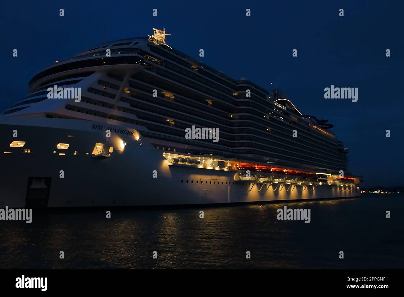 MSC Seashore Kreuzfahrtschiff angelegt auf tropischer Insel Stockfoto