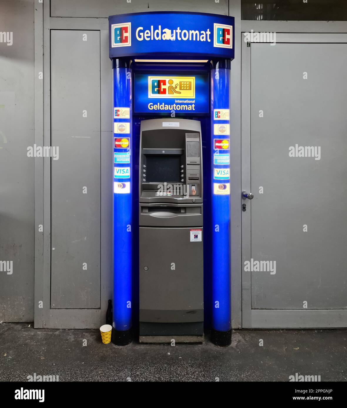 Kiel, Deutschland - 03. September 2022: Ein blauer Geldautomat mit zahlreichen Logos und Symbolen. Stockfoto