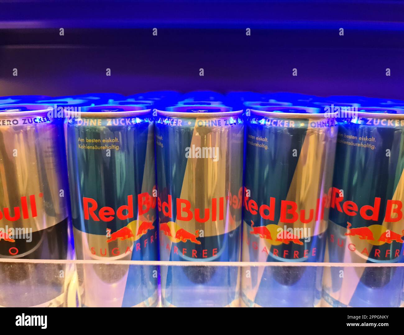 Hamburg, Deutschland - 03. September 2022: Energy-Drink-Dosen der Marke Red Bull unter blauem Licht im Supermarkt Stockfoto