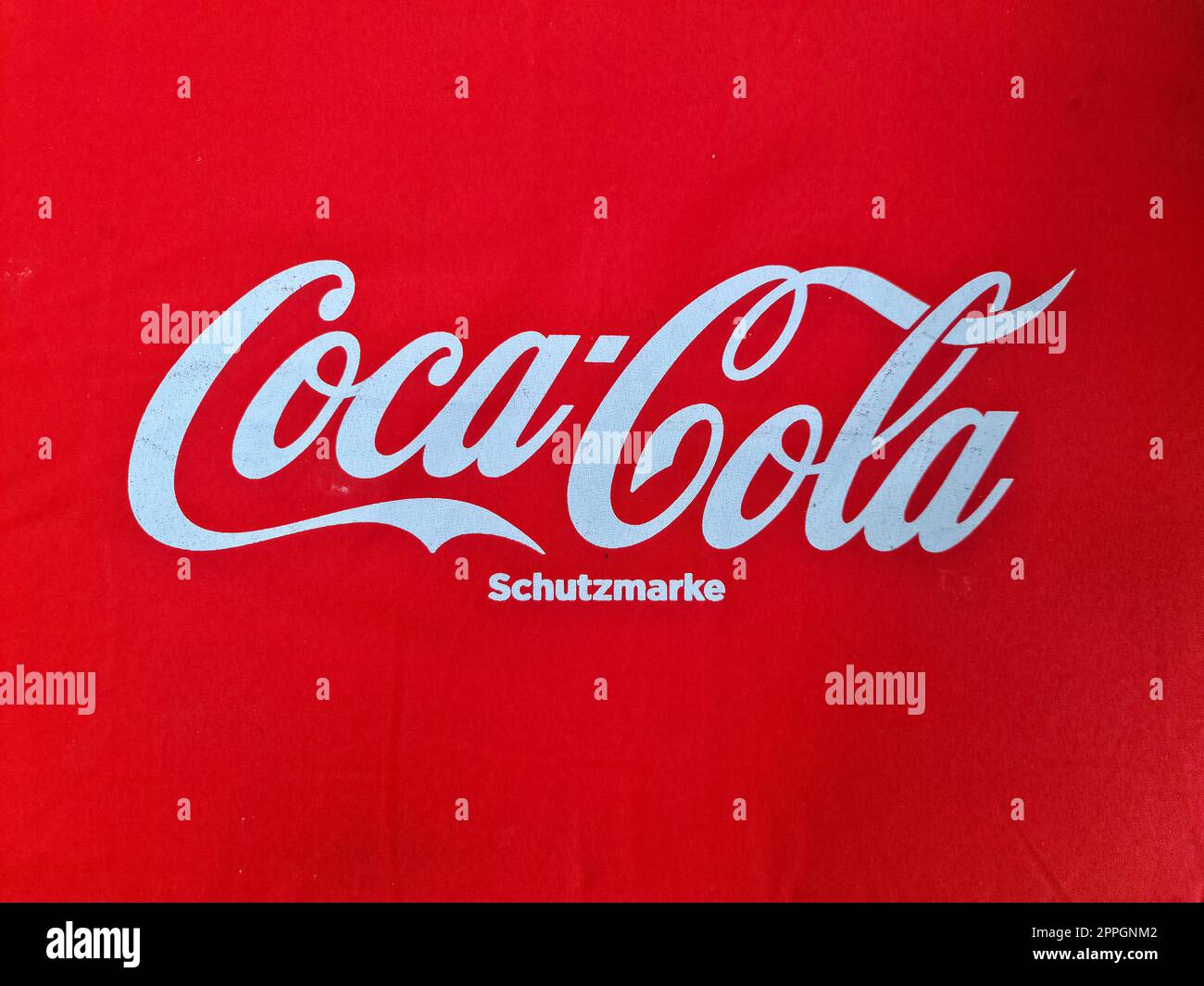 Hamburg - 03. September 2022: Ein Coca-Cola-Logo auf einer alten Oberfläche. Stockfoto