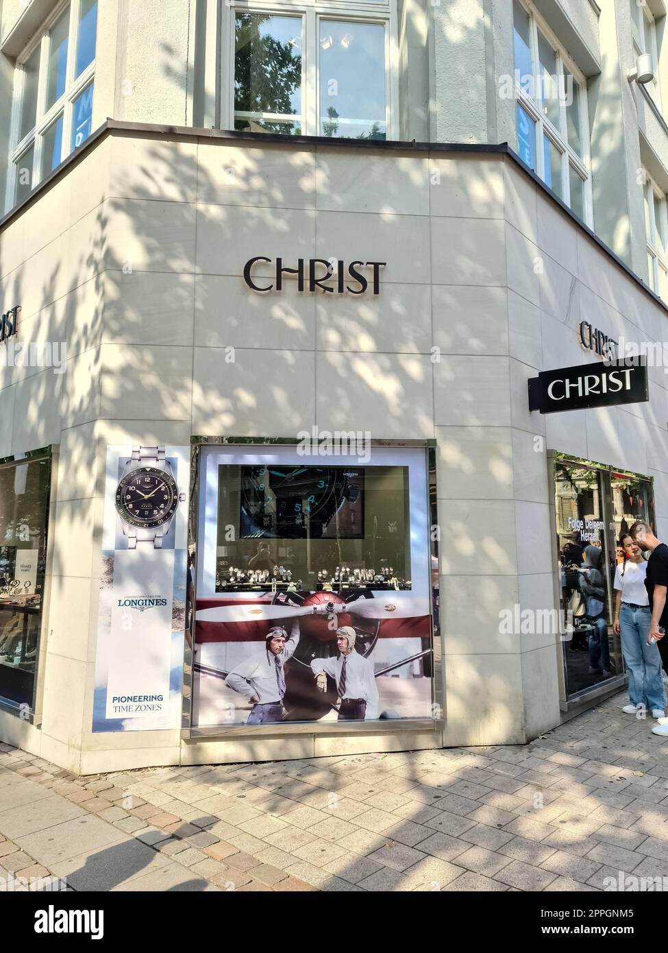 Hamburg, Deutschland - 03. September 2022: Eingang eines Christ-Schmuckladens. Stockfoto